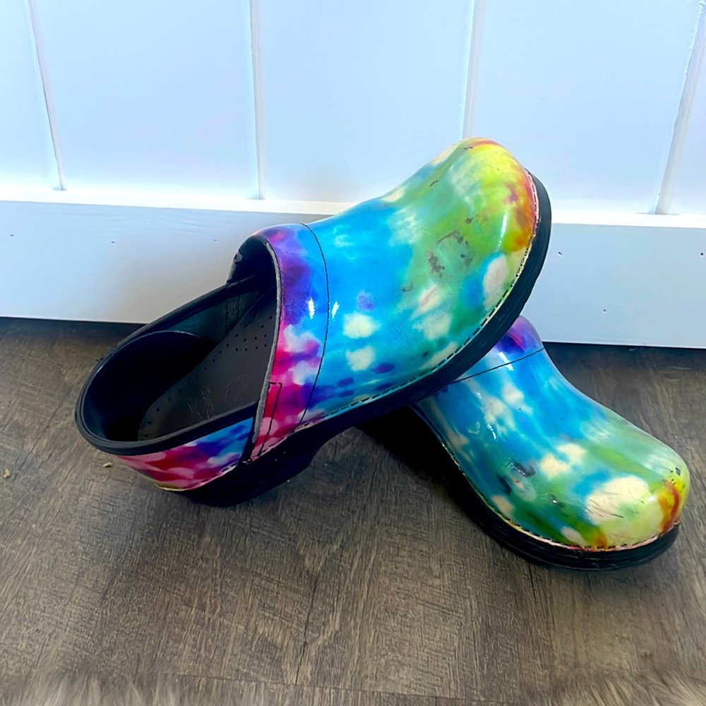 Lots of life left in these used, well loved tie dyed Dansko sz 39 (women 8.5-9)